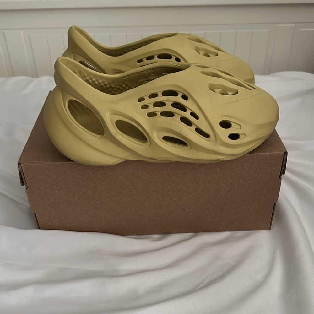 Yeezy Foam RNR - Picture 4 of 5